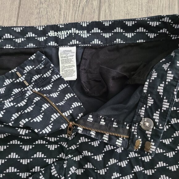Old Navy Pixie Shorts Black White Geometric Print Size 8 Regular - Picture 10 of 11